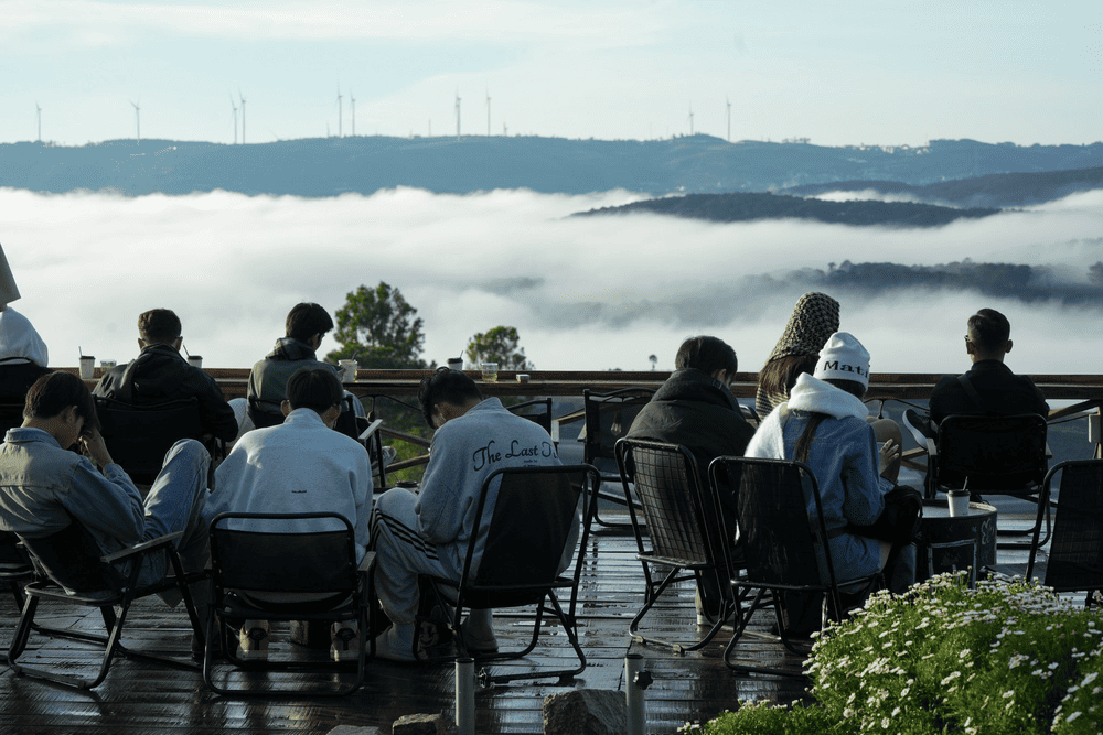 Tiệm cà phê Trên Đồi Có Mây sở hữu tầm nhìn rộng, là nơi ngắm trọn mây trời và rừng núi Đà Lạt (Nguồn: Tiệm cà phê Trên Đồi Có Mây)